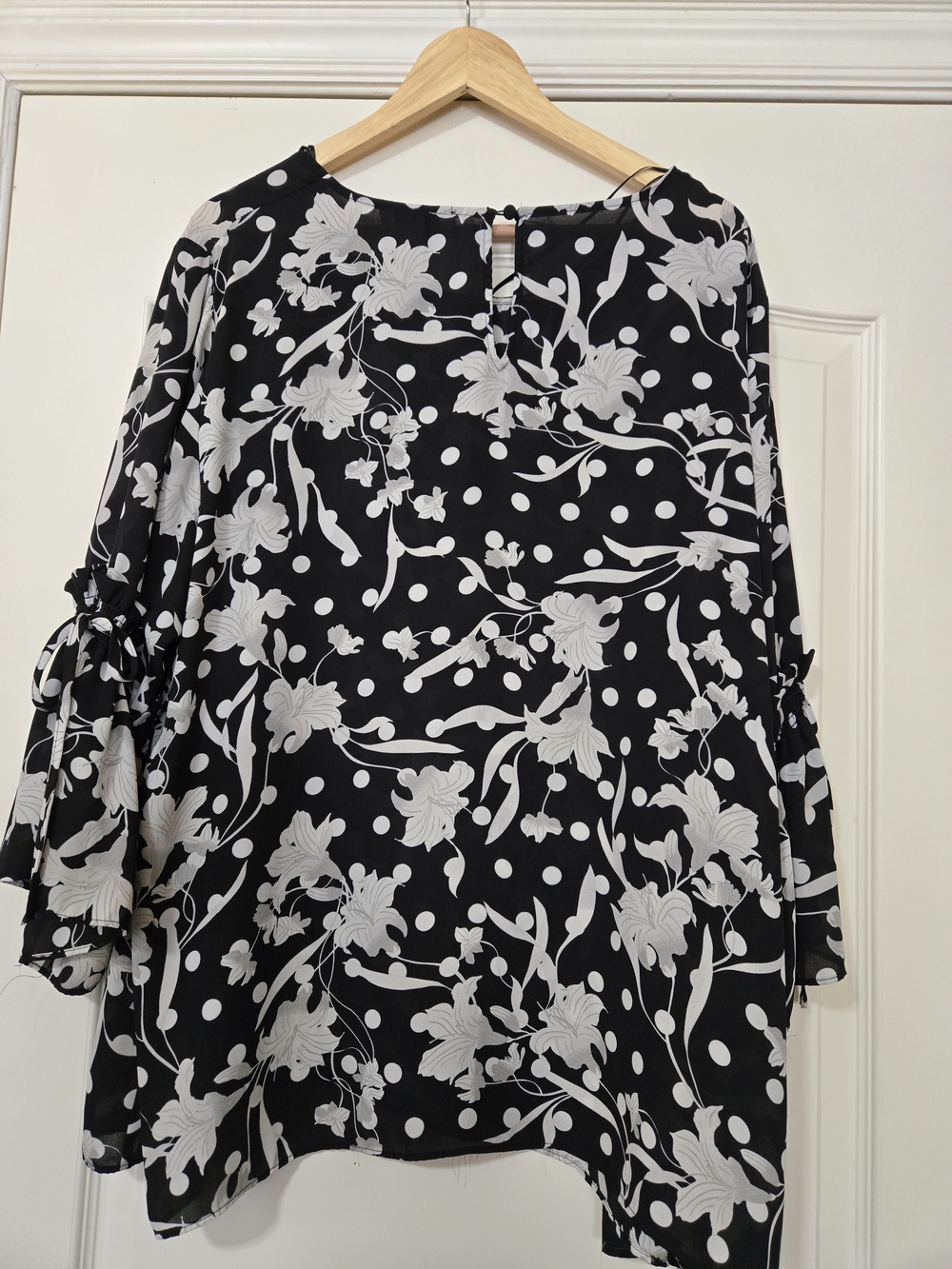 Rose & Olive Black and White Floral Polka Dot Ruffle Sleeve Blouse Feminine - Picture 5 of 8